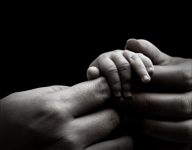 baby-hand-holding-mothers-hand1